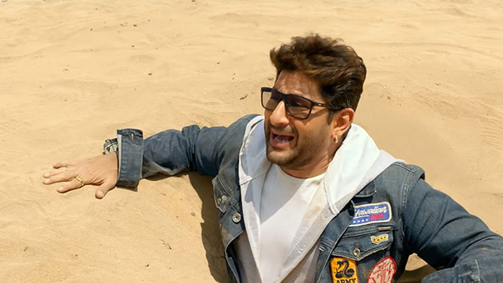 কিন্তু ওই কম বয়সে বাবা-মাকে হারিয়ে অনাথ হওয়া আরশাদ সে সময় পাশে কাউকেই পাননি। যে বাড়িতে তিনি থাকতেন, সেখান থেকে বাধ্য হয়ে মুম্বইয়ের অন্য একটি বাড়িতে উঠে আসেন। পারিবারিক সম্পত্তির বেশিরভাগই ভাড়াটিয়াদের দখলে চলে যায়।