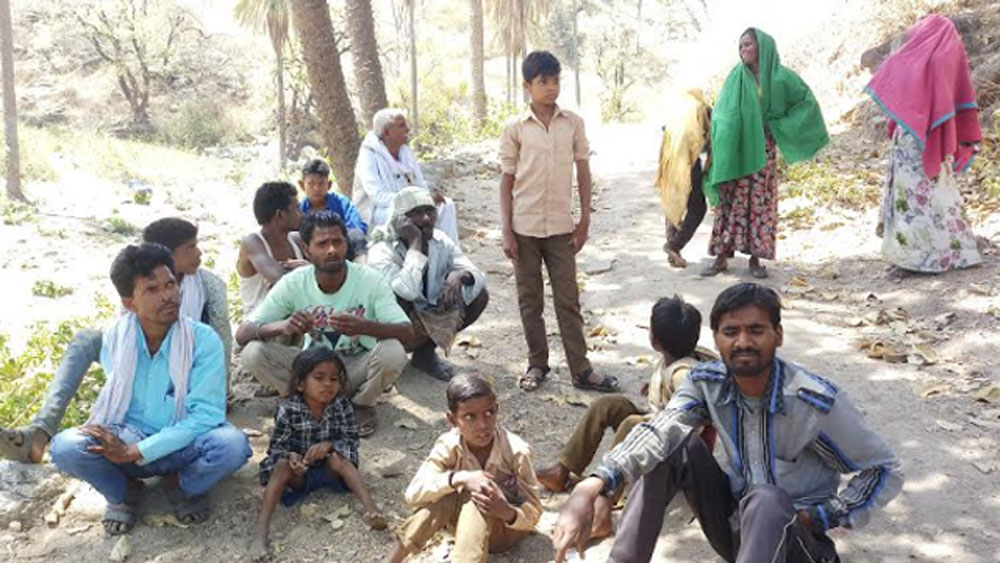 ১৯৭৩ সালে গোরক্ষপুরের হাতা বাজারের কাছে মামখোর গ্রামে জন্ম প্রকাশ শুক্লর। প্রথম থেকেই গ্রামে তাকে সবাই চিনতেন। কারণ গ্রামের আখড়ার একজন জনপ্রিয় কুস্তিগির ছিল সে।