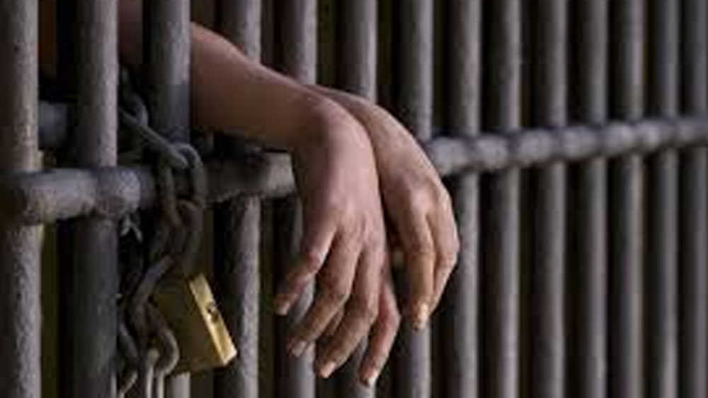 খুব ছোট বয়স থেকেই অপরাধে হাত পাকিয়েছিল শুক্ল। তার জীবনের প্রথম অপরাধ শুরুই হয়েছিল খুন দিয়ে।