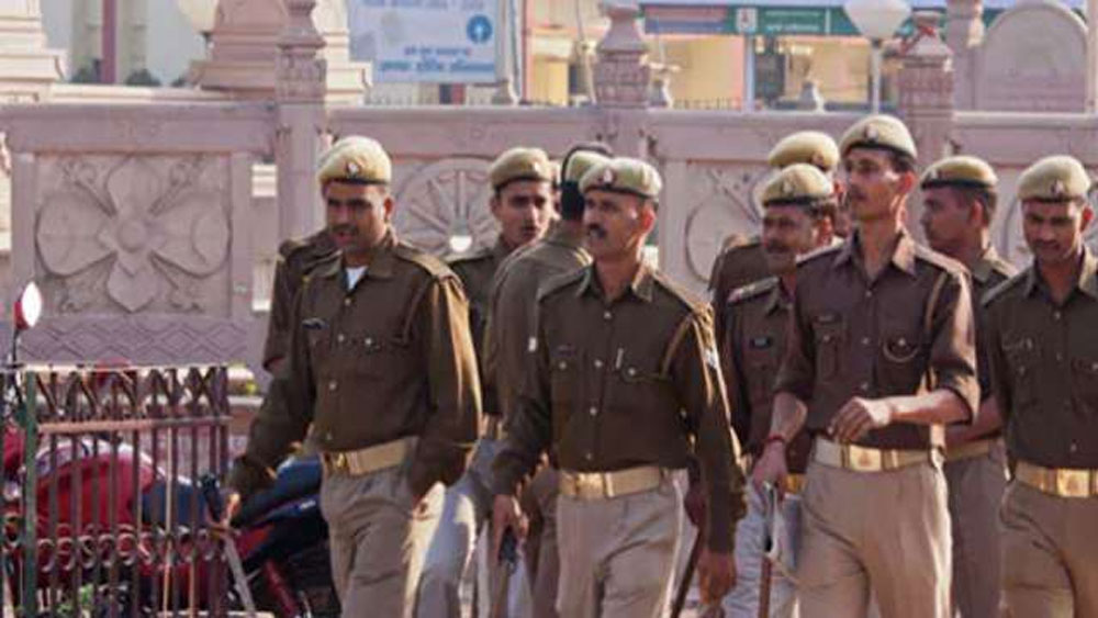 কারণ পুলিশের মোস্ট ওয়ান্টেড তালিকায় তত দিনে শুক্লর নাম উঠে গিয়েছিল। তাকে ধরার জন্য উত্তরপ্রদেশ পুলিশ স্পেশাল টাস্ক ফোর্স গঠন করে।