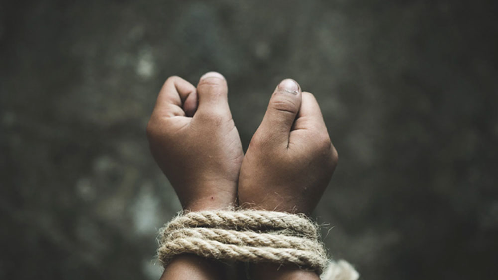 ১৯৯৮ সালে শুক্লর গ্যাং এক ব্যবসায়ীর ছেলেকে অপহরণ করে। ওই ব্যবসায়ীর থেকে পাঁচ কোটি টাকা মুক্তিপণ আদায় করে।