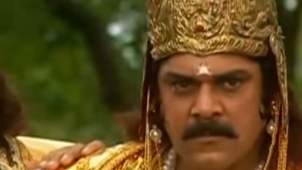 অঙ্গরাজ কর্ণ হয়েছিলেন পঙ্কজ ধীর। শুটিংয়ে গুরুতর জখম হয়ে পড়েছিলেন তিনি। তিনি যে রথে চেপে কুরুক্ষেত্রের যুদ্ধে গিয়েছিলেন। শুটিংয়ের মাঝেই তা মাঝখান থেকে ভেঙে যায় আর দুটো ঘোড়া দু'দিকে ছোটাছুটি শুরু করে দেয়। সে সময় একটা তীরও তাঁর চোখের কাছে বিঁধে যায়।