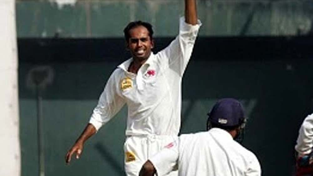 মুম্বইয়ের দীর্ঘকায় বাঁ-হাতি স্পিনার নীলেশ কুলকার্নির আন্তর্জাতিক কেরিয়ার দীর্ঘ নয়। ১৯৯৭ সালে অভিষেক ঘটে তাঁর। ২০০১ সালের পর আন্তর্জাতিক ক্রিকেটে আর দেখা যায়নি তাঁকে। এই সময়ে তিনটি টেস্ট ও ১০টি একদিনের ম্যাচ খেলেন তিনি। আর তার মধ্যেই মালিক হন একটি রেকর্ডের।