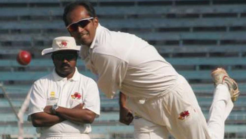 ১৯৯৭ সালের অগস্টে কলম্বোয় শ্রীলঙ্কার বিরুদ্ধে অভিষেক ঘটে নীলেশের। সেই টেস্টে শ্রীলঙ্কা ছয় উইকেটে ৯৫২ রান তুলে রেকর্ড গড়ে। যার নেপথ্যে সনৎ জয়সূর্যের ৩৪০ ও রোশন মহানামার ২২৫ রানের বড় ভূমিকা ছিল। তাৎপর্যের হল, সেই ইনিংসে নিজের প্রথম বলেই উইকেট নেন নীলেশ। ফেরান ওপেনার মারভান আতাপাত্তুকে।