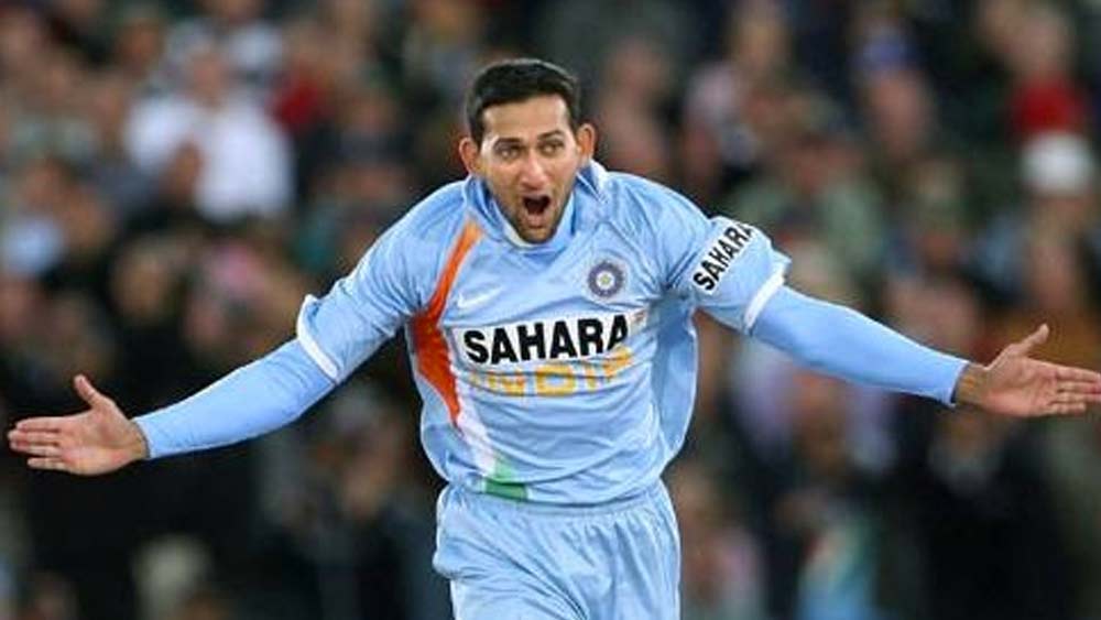 অজিত আগরকর একসময় অলরাউন্ডার হিসেবে সাড়া ফেলেছিলেন আন্তর্জাতিক ক্রিকেটে। চিহ্নিত হয়েছিলেন কপিল দেবের উত্তরসূরি হিসেবে। কিন্তু সেই প্রত্যাশা পূর্ণ করতে পারেননি তিনি। বিশেষ করে ব্যাটিংয়ে। অস্ট্রেলিয়ায় তাঁর টানা শূন্য রানের কথাই স্মৃতিতে টাটকা ক্রিকেটপ্রেমীদের।