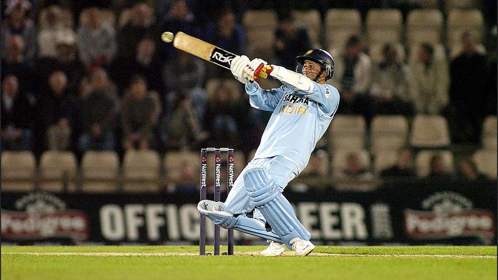 তবে আগরকর যে ব্যাট করতে পারতেন, তা তাঁর ভারতীয়দের মধ্যে একদিনের ক্রিকেটে দ্রুততম হাফ-সেঞ্চুরিতে পৌঁছনয় প্রমাণিত। ২০০০ সালের ডিসেম্বরে রাজকোটে জিম্বাবোয়ের বিরুদ্ধে সিরিজের পঞ্চম একদিনের ম্যাচে মাত্র ২১ বলে পঞ্চাশে পৌঁছন তিনি। এটাই ৫০ ওভারের ফরম্যাটে কোনও ভারতীয়র দ্রুততম অর্ধশতরান। শেষ পর্যন্ত ২৫ বলে ৬৭ রানে অপরাজিত থাকেন তিনি।