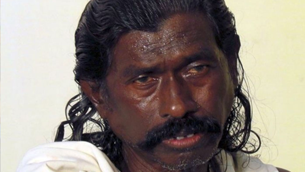 ইনি ভারতের এক জনপ্রিয় কবি। নাম হলধর নাগ। পদ্মশ্রী সম্মানও দেওয়া হয়েছে তাঁকে। অবাক লাগছে তো? তাঁর জীবন সংগ্রাম যত জানবেন, ততই আরও অবাক হয়ে উঠবেন।