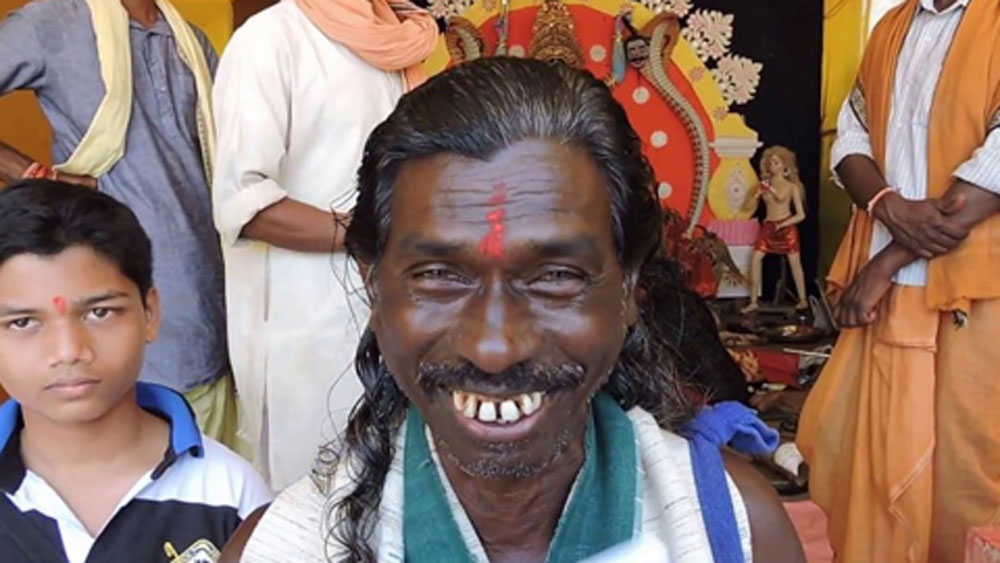 যাঁর কলমে মুক্তো ঝরে পড়ে, তিনি মাত্র তৃতীয় শ্রেণি পর্যন্ত পড়েছেন। অভাবের তাড়নায় সেই ১০ বছর বয়স থেকেই শুরু হয় কঠিন-লড়াই। কখনও মিষ্টির দোকানে বাসন ধুয়ে, কখনও কোনও স্কুলে রান্না করে অর্থ উপার্জন করেছেন।