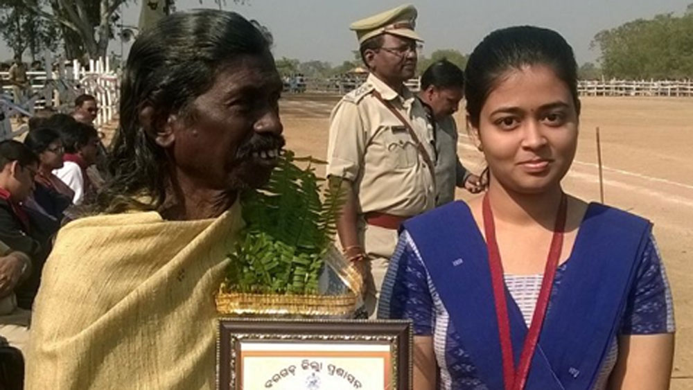 ওড়িষার সম্বলপুর থেকে ৭৬ কিলোমিটার দূরে বরগড় জেলা। এই জেলাতেই ১৯৫০ সালে অত্যন্ত দরিদ্র পরিবারে জন্ম তাঁর। মাত্র ১০ বছর বয়সে বাবাকে হারান। বাবাই ছিলেন পরিবারের একমাত্র উপার্জনকারী।