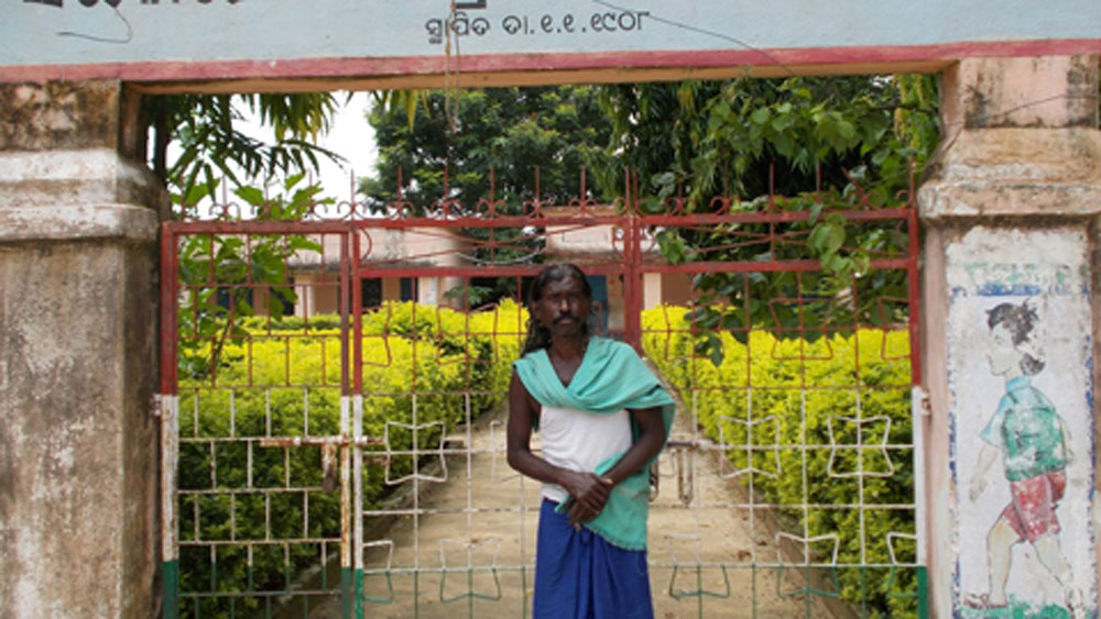 সে কারণে তৃতীয় শ্রেণির পর আর স্কুলে যাওয়া হয়নি তাঁর। বরং খুব কম বয়সে প্রথমে একটা মিষ্টির দোকানে বাসনপত্র ধোওয়ার কাজে লাগিয়ে দেওয়া হয় তাঁকে।