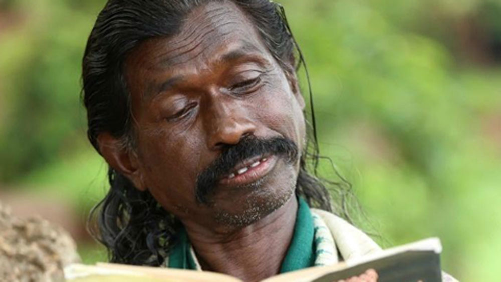 ১৬ বছর ওই স্কুলের রাঁধুনি হিসাবে কাজ করেছেন তিনি। ওই এলাকায় যখন আরও অনেক স্কুল খুলতে শুরু করে, হলধর তখন ব্যাঙ্ক থেকে এক হাজার টাকা ঋণ নিয়ে স্কুলের বাইরে একটি ছোট স্টেশনারি দোকান চালু করেন।