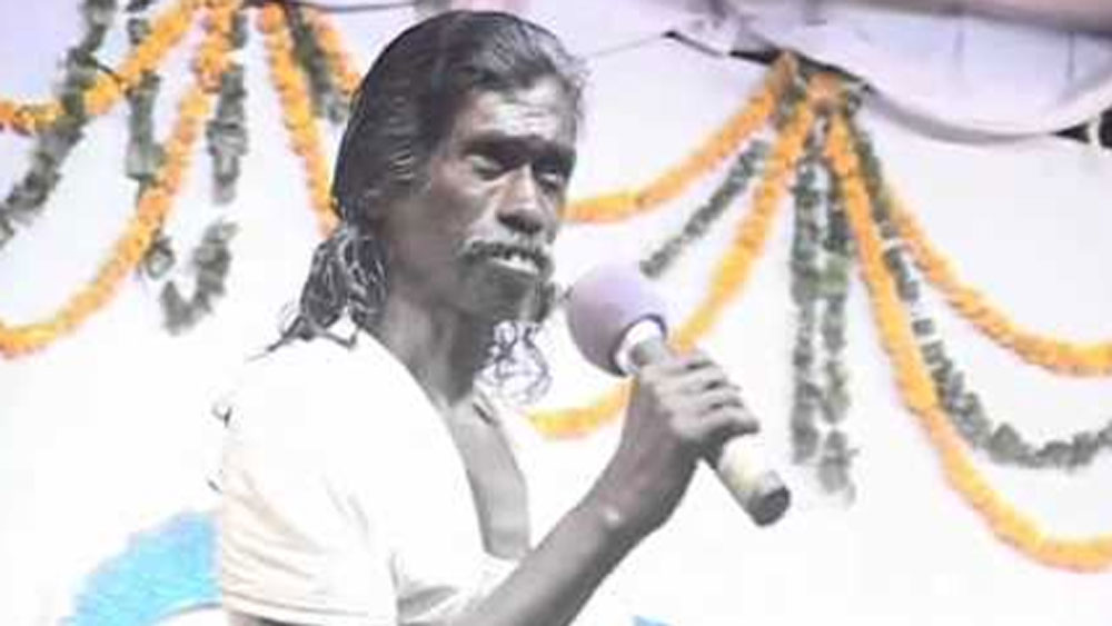 ১৯৯০ সালে প্রথম কবিতা লেখার জন্য কলম ধরেন। ‘ধোদো বরগাছ’ অর্থাৎ বুড়ো বটগাছ নামে তাঁর প্রথম কবিতা স্থানীয় ম্যাগাজিনে প্রকাশিত হয়। আরও চারটি কবিতা লিখে পাঠান তিনি। সেগুলোও পরে ওই ম্যাগাজিনে প্রকাশিত হয়।