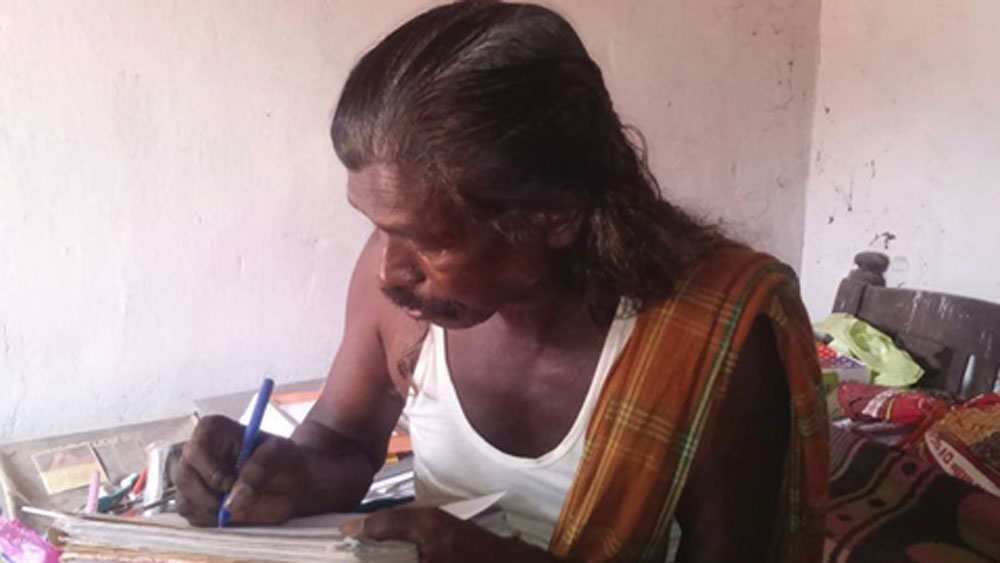 তৃতীয় শ্রেণি পর্যন্ত পড়াশোনা করা অত্যন্ত দরিদ্র পরিবারের এই ছেলের হাতে কলম যেন জাদুর মতো কাজ করত। সমাজে তিনি ‘লোক কবি রত্ন’ নামে জনপ্রিয় হয়ে ওঠেন।