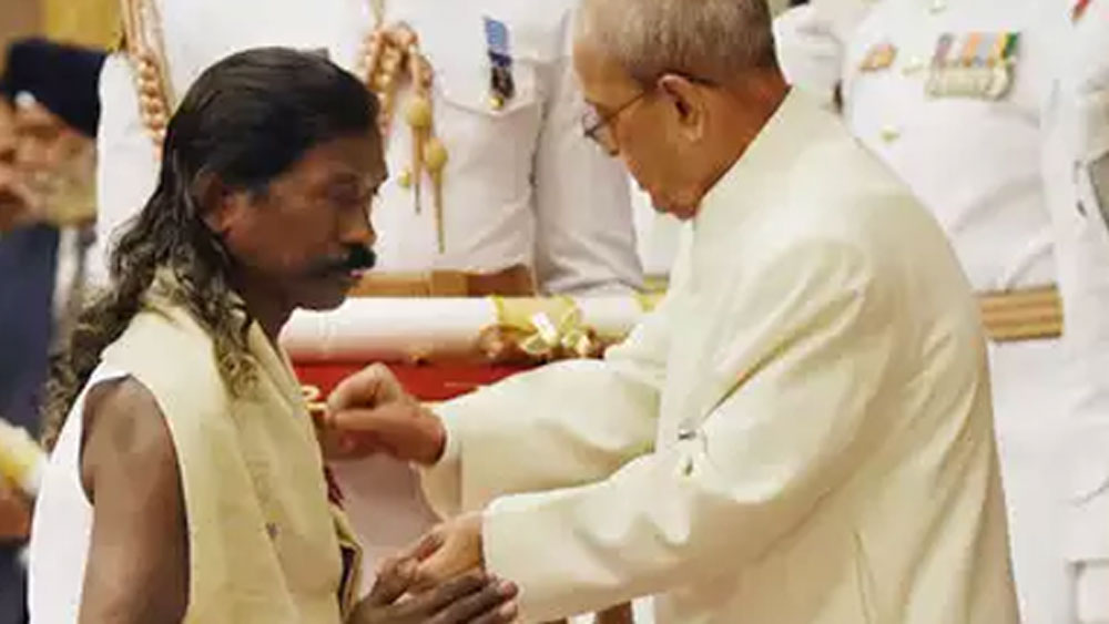 ২০১৬ সালে রাষ্ট্রপতি প্রণব মুখোপাধ্যায়ের হাত থেকে পদ্মশ্রী সম্মানে ভূষিত হন তিনি। ২০১৯ সালে তিনি সম্বলপুর বিশ্ববিদ্যালয়ের তরফে সাম্মানিক ডক্টরেট ডিগ্রিও অর্জন করেন।