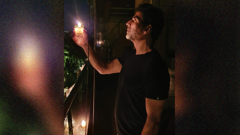 করোনা মোকাবিলায় প্রধানমন্ত্রী ত্রাণ তহবিলে কয়েক দিন আগেই ২৫ কোটি টাকা দান করেছেন অক্ষয়। রবিবার জ্বাললেন মোমবাতি। কালো টি-শার্টে বাড়ির বারান্দায় হাতে মোমবাতি নিয়ে প্রার্থনা করলেন অভিনেতা।