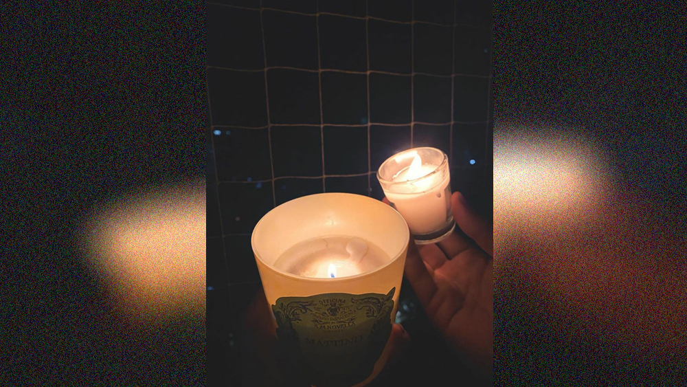 লকডাউনে একসঙ্গেই গৃহবন্দি রয়েছেন রণবীর-আলিয়া। রবিবার নিজেদের ছবি শেয়ার না করলেও ইনস্টাগ্রামে দু' টি প্রজ্বলিত মোমবাতির ছবি শেয়ার করেছেন আলিয়া ভট্ট।