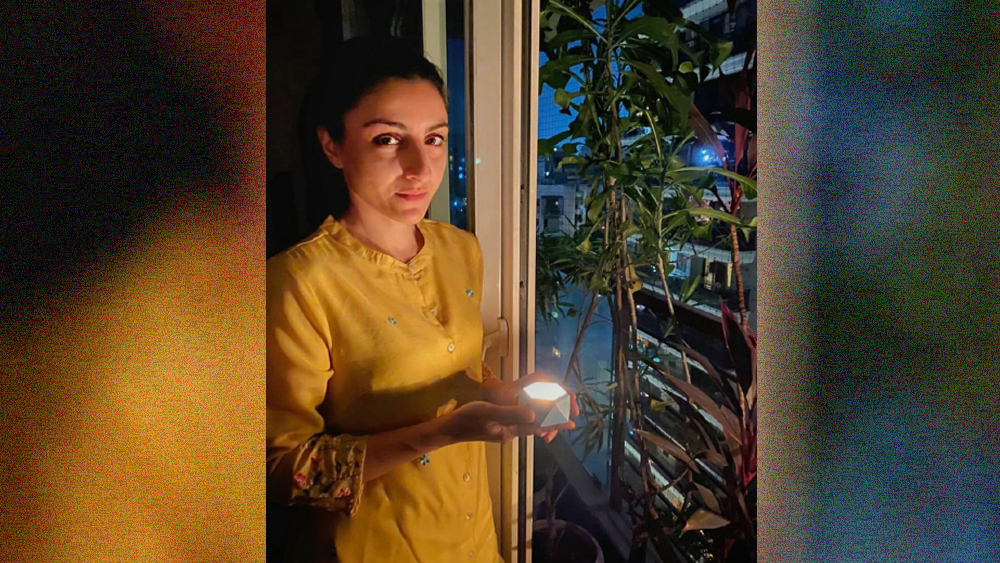 সইফ বা করিনাকে বাতি জ্বালতে না দেখা গেলেও সোহা আলি খান কিন্তু প্রদীপ জ্বাললেন রবিবার। শেয়ার করলেন সেই ছবিও।