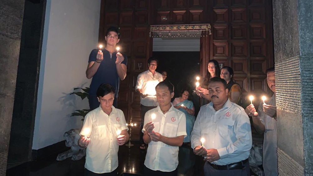 পিছিয়ে রইল না ক্রিকেটমহলও। পরিবারের সকলের সঙ্গে সচিন তেন্ডুলকরও সামিল হলেন 'বাতি জ্বালাও' উদ্যোগে।