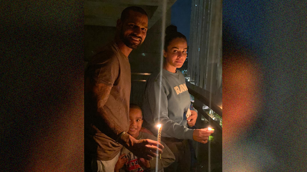 সচিনের পাশপাশি সপরিবারে মোমবাতি জ্বালাতে দেখা গেল শিখর ধওয়নকে।