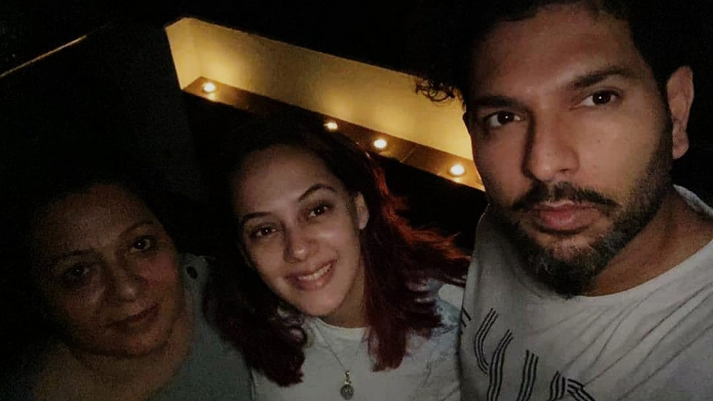 করোনা মোকাবিলায় সমগ্র দেশবাসীকে কাঁধে কাঁধ মিলিয়ে লড়াইয়ের আহ্বান জানিয়ে স্ত্রী এবং মা'কে সঙ্গে নিয়ে বাতি জ্বালালেন যুবরাজ সিংহ।