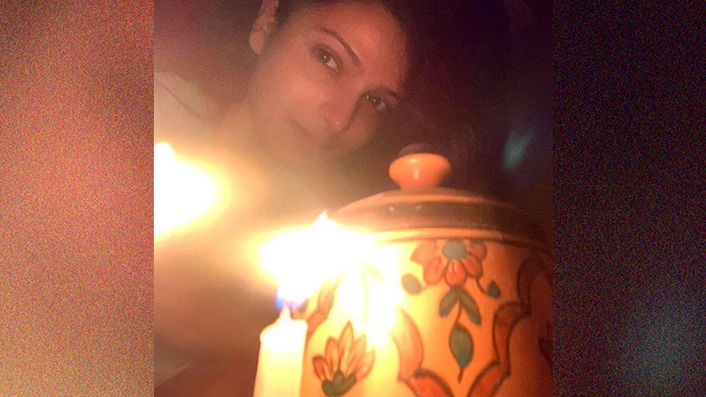 বাদ গেলেন না তনুশ্রী চক্রবর্তীও। বাড়িতে মোমবাতি জ্বাললেন অভিনেত্রী।