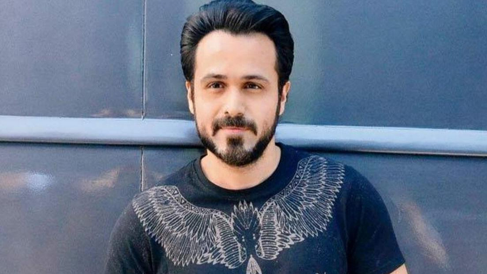 কিন্তু দেড় দশকে পাল্টে গেল ছবিটা। তখন ইমরান হাসমির জনপ্রিয়তা আগের থেকে বিস্মৃত অনেকটাই। অতীতের ‘সিরিয়াল কিসার’ হারিয়েছেন তাঁর গ্রহণযোগ্যতা। এই পরিস্থিতিতে ইমরান হাসমি নিজেই সুনীল শেট্টির সঙ্গে অভিনয়ে রাজি হয়েছেন।