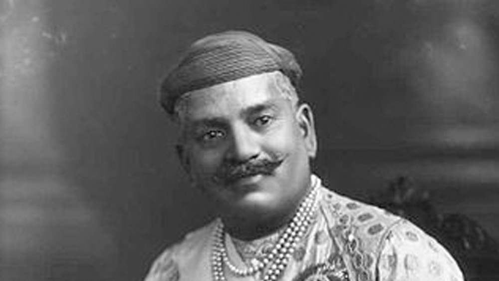 মহারাজা তৃতীয় সয়াজি গায়কোয়াড় ১৮৯০ খ্রিস্টাব্দে এই প্রাসাদ তৈরি করিয়েছিলেন। প্রায় ১৩০ বছর আগে সে সময় খরচ পড়েছিল ভারতীয় মুদ্রায় প্রায় সাতাশ লক্ষ টাকা।