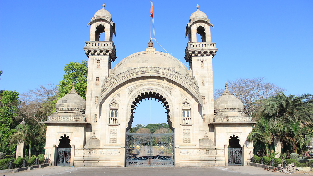 প্রাসাদ নির্মাণের সূত্রপাতেই জড়িয়ে আছে শোকপর্ব। বডোদরার রাজপরিবারের তরফে  প্রাসাদের নকশা তৈরির দায়িত্ব দেওয়া হয়েছিল বিখ্যাত স্থপতি মেজর চার্লস মান্ট-কে।