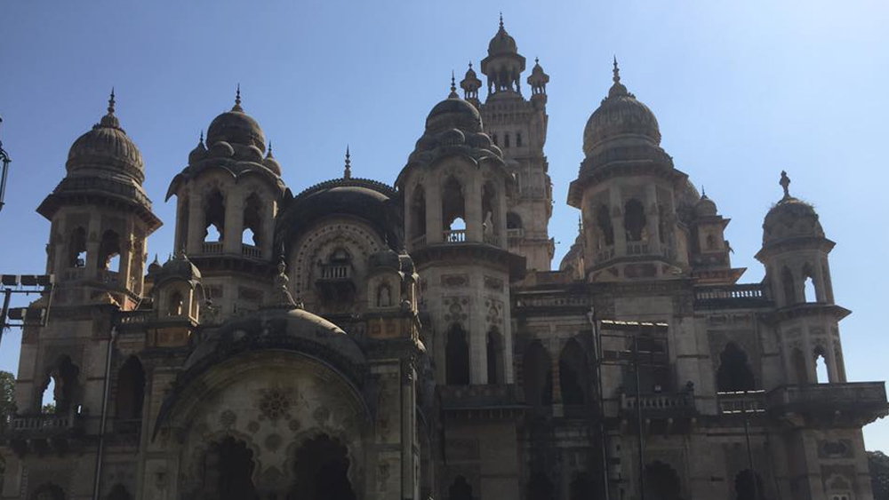 কিন্তু নকশা তৈরির সঙ্গে সঙ্গে মান্টকে এক অদ্ভুত ভয় ঘিরে ধরে। তাঁর কেবলই মনে হতে থাকে, যদি তাঁর হিসেবে কিছু ভুল হয়ে থাকে! যদি প্রাসাদ ভেঙে পড়ে! শোনা যায়, এই আতঙ্কে শেষ অবধি তিনি আত্মঘাতী হন। অথচ এর আগে ব্রিটিশ ভারতে একাধিক প্রাসাদ ও স্থাপত্য নির্মাণের মূল স্থপতি ছিলেন তিনি।