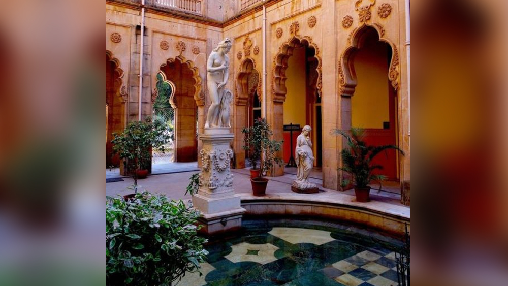 আয়তনে বাকিংহাম প্যালেসের চার গুণ বড় এই প্রাসাদ। প্রাসাদের অন্দরসজ্জা অনুসরণ করেছে ব্রিটিশ ঘরানাকে।