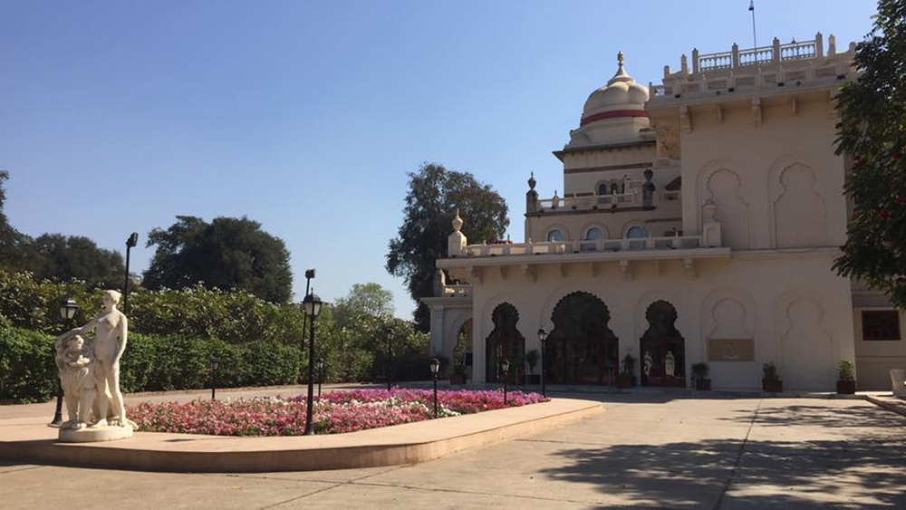 তবে এই সংগ্রহশালার ভবন নির্মিত হয়েছিল রাজপরিবারের শিশুদের স্কুলের জন্য। কিন্তু পরে তা রূপান্তরিত হয় সংগ্রহশালায়। প্রাসাদের আমবাগানের মধ্যে দিয়ে পাতা হয়েছিল ছোট্ট রেললাইন। বিশেষ রেলগাড়িতে রাজপরিবারের সন্তানরা স্কুলে যেত এবং আবার ফিরত প্রাসাদে।