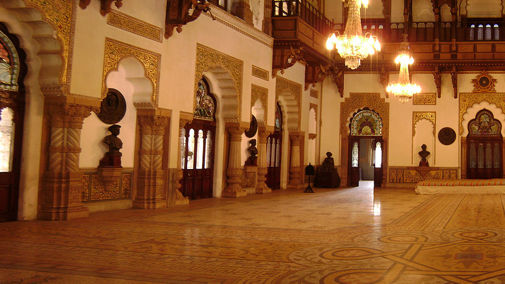 প্রাসাদের দর্শনীয় অংশগুলির অন্যতম গাড্ডি হল, দরবার হল এবং রাজ অস্ত্রশালা। অস্ত্রশালায় অন্যান্য অস্ত্রের সঙ্গে সযত্নে রাখা আছে বাঘনখও। গোপনে প্রতিপক্ষকে হত্যা করতে বাঘনখ ছিল যে কোনও শাসকের অন্যতম ভরসা।