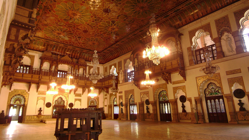 দরবার হলে বসত নানারকম অনুষ্ঠানের আসর। ঝাড়বাতি, বেলজিয়াম আয়নায় সুসজ্জিত এই কক্ষ দুর্মূল্য শিল্পকলার আকর।