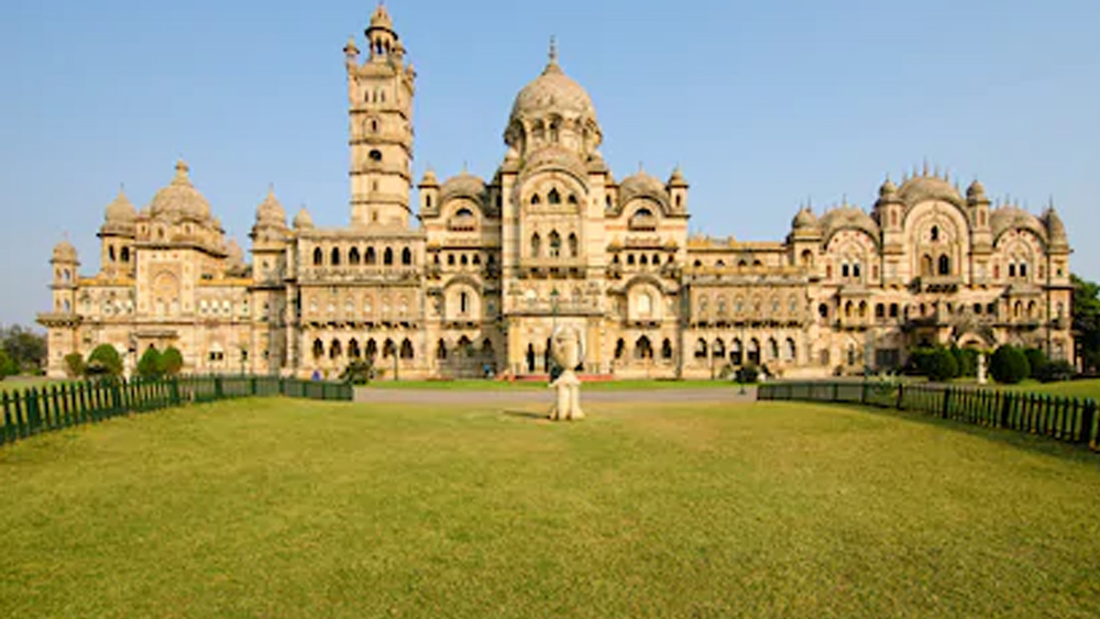 স্থপতি চার্লস মান্টের আশঙ্কা ভুল প্রমাণিত হয়েছিল। মূলত তাঁর নকশাতেই নির্মিত এই প্রাসাদ ভেঙে পড়েনি। ১৩০ বছর ধরে দাঁড়িয়ে আছে রাজগৌরবের প্রতীক হয়ে। রাজতন্ত্র বিলুপ্ত হলেও গায়কোয়াড় পরিবারের বর্তমান সদস্যরা এখনও থাকেন এই ভবনেই। প্রাসাদের নির্দিষ্ট অংশ খুলে দেওয়া হয়েছে দর্শকদের জন্য। দর্শকদের পছন্দের তালিকায় শীর্ষে আছে সুরম্য ভবন।

(ছবি: শাটারস্টক ও ফেসবুক)