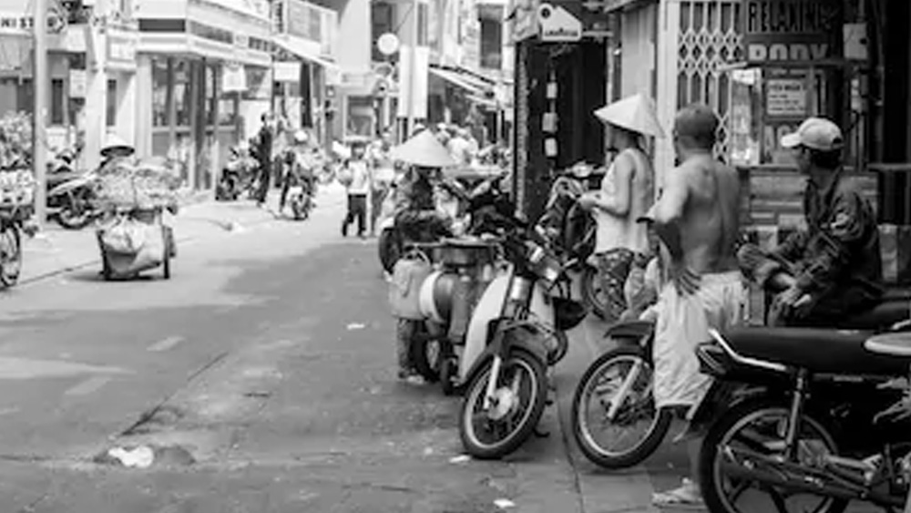 শোভরাজের জন্ম ১৯৪৪ সালের ৬ এপ্রিল, ভিয়েতনামের সাবেক সাইগনে। এখন এর নাম হো চি মিন সিটি। তার বাবা শোভরাজ হাতচন্দ ভাওনানি ছিলেন ভারতীয় বংশোদ্ভূত। মা, ত্রান লোয়াং ফুন ছিলেন ভিয়েতনামের নাগরিক।