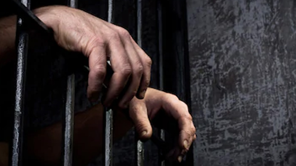 জড়িয়ে পড়ে ছোটখাটো অপরাধে। ১৯ বছর বয়সেই প্যারিসে ডাকাতির ঘটনায় প্রথম বার কারাবন্দি হন। কিন্তু কারাকর্তারা মুগ্ধ ছিলেন তার আচার আচরণে। নিজের সেলে বই রাখার বিশেষ অনুমতি পেয়েছিল সে।  কারাবন্দি থাকার সময়ে আলাপ হয় এক ধনী স্বেচ্ছাসেবীর সঙ্গে। প্যারোল থাকার সময় তাঁর সুবাদে শোভরাজ পরিচিত হয় প্যারিসের উপর মহলের সঙ্গে।