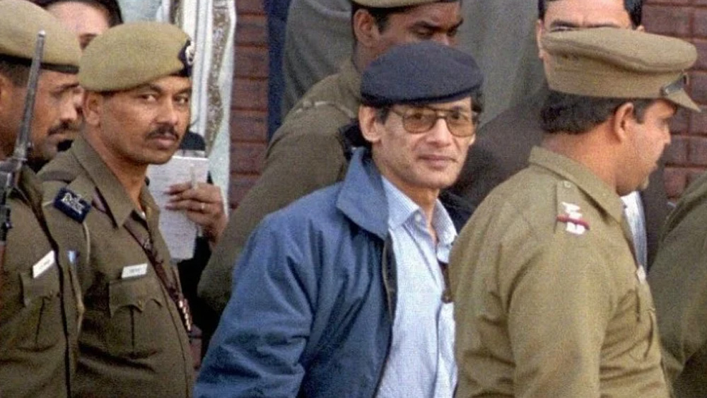 শোভরাজের অপরাধের ইতিহাস জানতেন তরুণী। এমনকি, এক গাড়িচুরি কাণ্ডে ফের হাজতবাসের পরেও অটুট ছিল সেই প্রেম। ১৯৭০ সালে গ্রেফতারি এড়াতে অন্তঃসত্ত্বা স্ত্রীকে নিয়ে ফ্রান্স ছেড়ে এশিয়ার উদ্দেশে রওনা দেয় শোভরাজ। নকল নথিপত্র নিয়ে, পূর্ব ইউরোপ ঘুরে মুম্বই পৌঁছন তাঁরা। পথে পূর্ব ইউরোপের বিভিন্ন দেশে পর্যটকদের উপর লুঠপাট চালাত শোভরাজ। মুম্বইয়ে জন্ম হয় তাঁদের মেয়ে ঊষার।