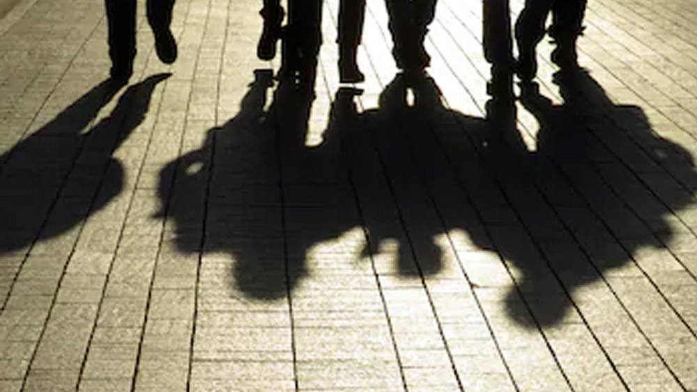 ভারতও ছিল এই নৃশংস অপরাধীর বিচরণক্ষেত্র। ১৯৭৬ সালে দিল্লিতে একদল ফরাসি তরুণকে নিশানা করে শোভরাজ এবং তার তিন সঙ্গী। গাইড হিসেবে পোস্টগ্র্যাজুয়েট স্তরের ছাত্র ওই তরুণদের সঙ্গে আলাপ করে শোভরাজ। বিশ্বাস অর্জনের পরে তাঁদের হাতে তুলে দেয় বিষ মেশানো পিল। মুখে বলেন, সেগুলি অমাশয়ের ওষুধ!