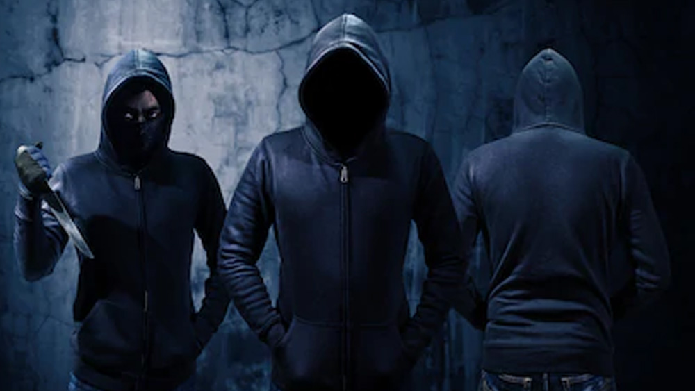 কিন্তু তিন জন ছাত্র বুঝে ফেলেন তাদের দুরভিসন্ধি। আচ্ছন্ন অবস্থাতেও তাঁরা ধরাশায়ী করেন শোভরাজদের। গ্রেফতারের পরে তিহাড় জেলে জায়গা হয় তাদের। বিচারে ফাঁসির বদলে ১২ বছরের কারাদণ্ড হয় শোভরাজের। কিন্তু সে তিহাড় জেলে ছিল রাজার হালে।