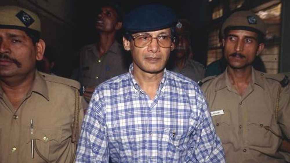 আবার ধরা পড়ে গোয়ার এক রেস্তোরাঁ থেকে। আরও ১০ বছর বেড়ে যায় তার কারাবাসের মেয়াদ। ১৯৯৭ সালে মুক্তি পায় ৫২ বছর বয়সি শোভরাজ। ভারত থেকে ফিরে যায় ফ্রান্সে।