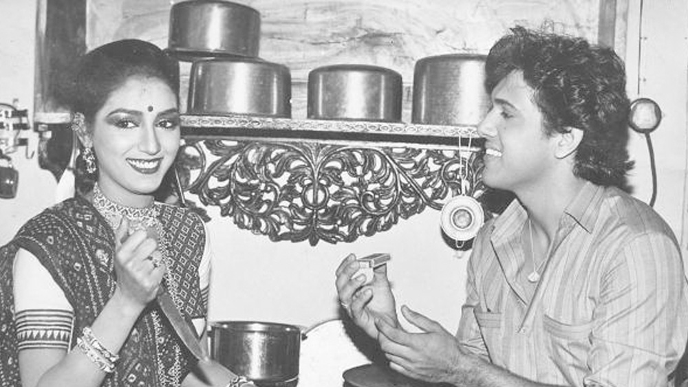 অভিনেত্রী অনুরাধা একটি সংস্থার কর্ণধার। তাঁর সংস্থায় গ্রুমিং করা হয় নবাগতদের। পাশাপাশি তিনি ছবিও আঁকেন। তবে নিজেকে চিত্রশিল্পী হিসেবে পরিচয় দিতে চান না। বলেন, তাঁর নিজস্ব কোনও নির্দিষ্ট ঘরানা নেই। ছবি আঁকা তাঁর নিছক শখ।
(ছবি: আর্কাইভ এবং ফেসবুক)