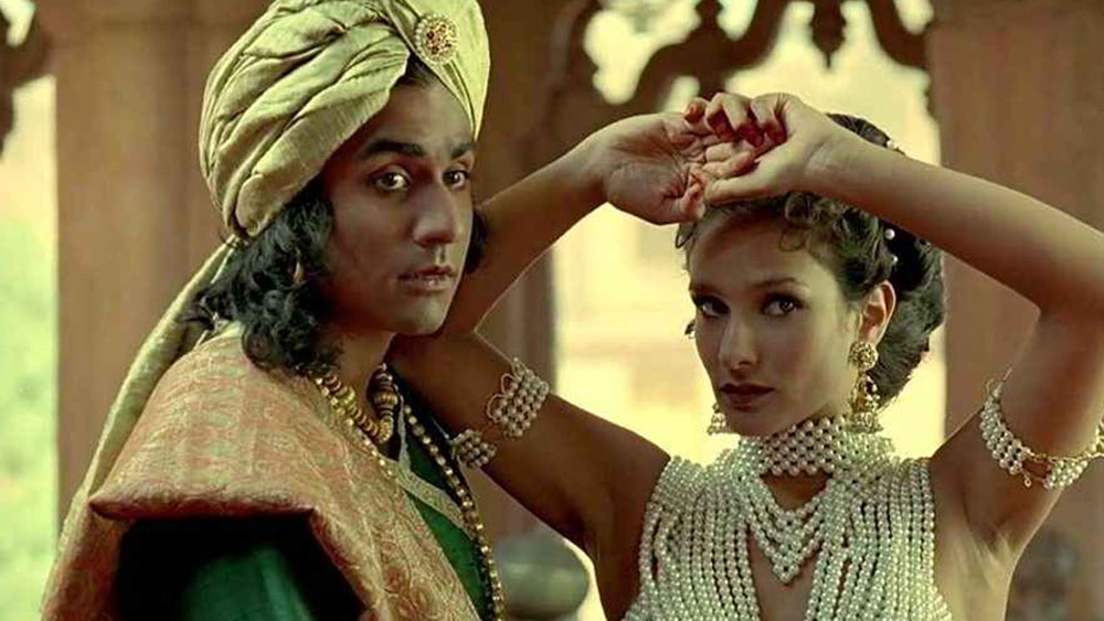 ইংল্যান্ডের সামারসেটে তাঁর বেড়ে ওঠা। বাবা-মা দুজনেই ভারতীয় বংশোদ্ভূত। ১৯৯৫ সালে লন্ডনের রয়্যাল অ্যাকাডেমি অব ড্রামাটিক আর্ট থেকে স্নাতক হন তিনি।