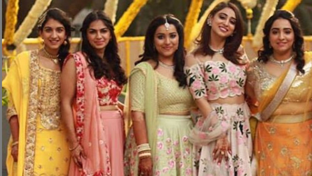 সম্প্রতি রাধিকার বোন অঞ্জলি মার্চেন্টের বিয়ে হল। সেই বিয়ের অনুষ্ঠানে সবচেয়ে নজর কেড়েছিলেন কিন্তু অম্বানী পরিবারের হবু ছোট বৌমা রাধিকা মার্চেন্টই।