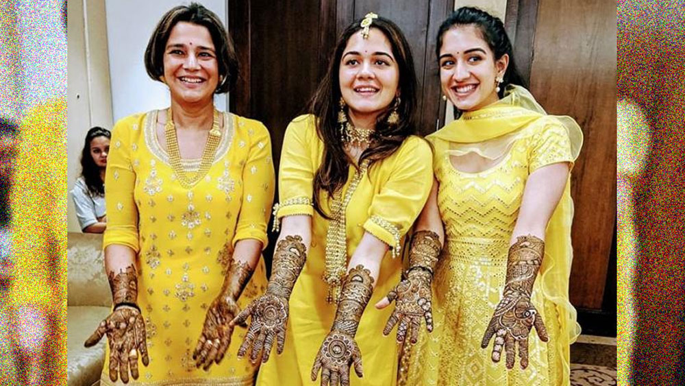 ছবিতে দেখা যাচ্ছে মার্চেন্ট বোনেরা সবাই মিল করে হলুদ পোশাকে সেজেছেন। তারপর মেহেন্দি আঁকা হাত সামনের দিকে এগিয়ে রেখে সুন্দর ছবিও তোলেন তাঁরা।