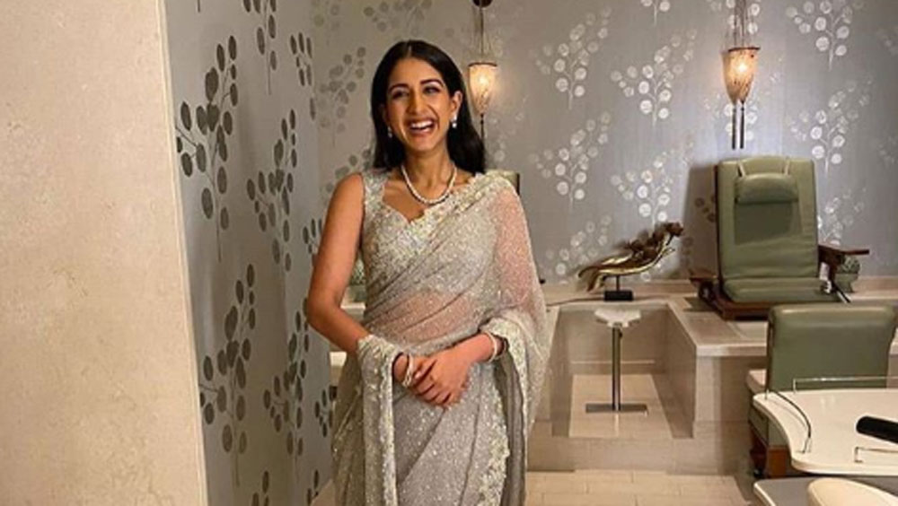 বোন অঞ্জলির থেকেও যেন ছবিতে বেশি নজর পড়ছে রাধিকার দিকেই। শুধু এই একটা ছবিই নয়, ওই অনুষ্ঠানের আরও বেশ কিছু ছবি শেয়ার হয়েছে সোশ্যাল মিডিয়ায়।