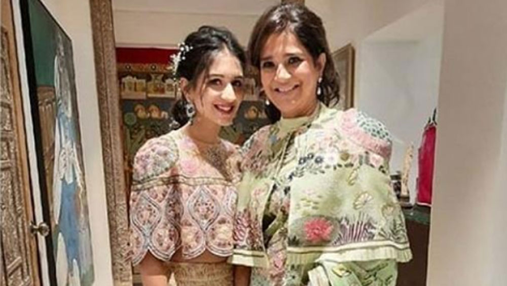 একটা ছবিতে যেমন মায়ের সঙ্গে সবুজ লেহঙ্গায় সেজেছেন তিনি। রাধিকা মায়ের থেকেই যে তাঁর সুন্দর হাসিখানি পেয়েছেন, তা ছবিতেই স্পষ্ট।