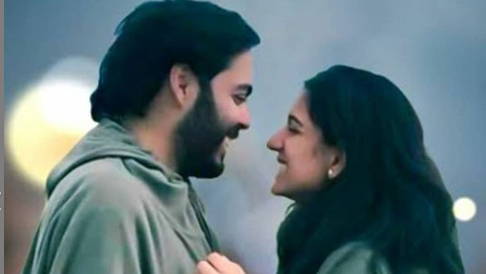 রাধিকার সঙ্গে অনন্তের সম্পর্কের গুঞ্জন শুরু হয় ইন্টারনেটে এই ছবিটি ভাইরাল হওয়ার পরই। দুজনের পরনেই সবুজ রোব। পরস্পরের দিকে তাকিয়ে ছিলেন দু’জনে বেশ ঘনিষ্ঠ ভাবেই।