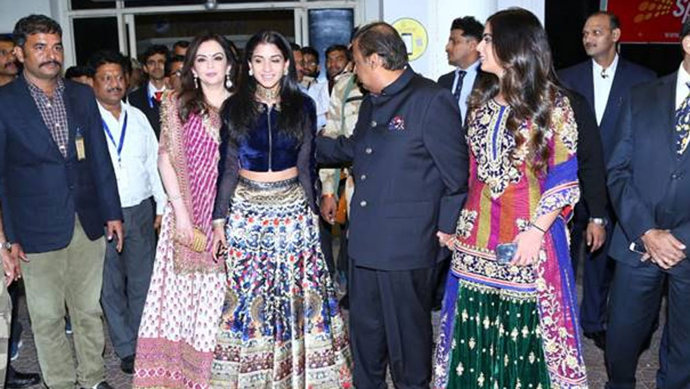 অনন্তের সঙ্গে রাধিকার বিয়ের জল্পনা আরও জোরালো হয়েছে প্রিয়াঙ্কা ও নিক জোনাসের বিয়েতে। যোধপুরে অম্বানী পরিবারের সঙ্গে ছিলেন রাধিকাও।