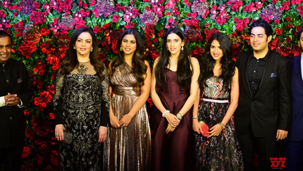 এর পর দীপিকা পাড়ুকোনের মুম্বইয়ের রিসেশপনেও রাধিকা কিন্তু অম্বানী পরিবারের সঙ্গেই গিয়েছিলেন। পাপারাৎজি অনুরোধে ছবিও তোলেন এক সঙ্গে।