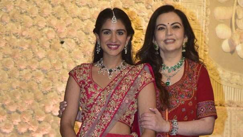 রাধিকা নিউ ইয়র্ক বিশ্ববিদ্যালয় থেকে রাষ্ট্রবিজ্ঞানে স্নাতক। মুম্বইয়ের ইকোল মন্ডিয়াল ওয়ার্ল্ড স্কুল থেকে পড়াশোনা করেছেন তিনি। এর পর বাবার ব্যবসাই সামলাচ্ছেন। ফুটবল ও ক্রিকেট দুটোই পছন্দ করেন তিনি। নীতা অম্বানীর সঙ্গে আইপিএল ম্যাচ দেখতেও এসেছেন মাঠে।